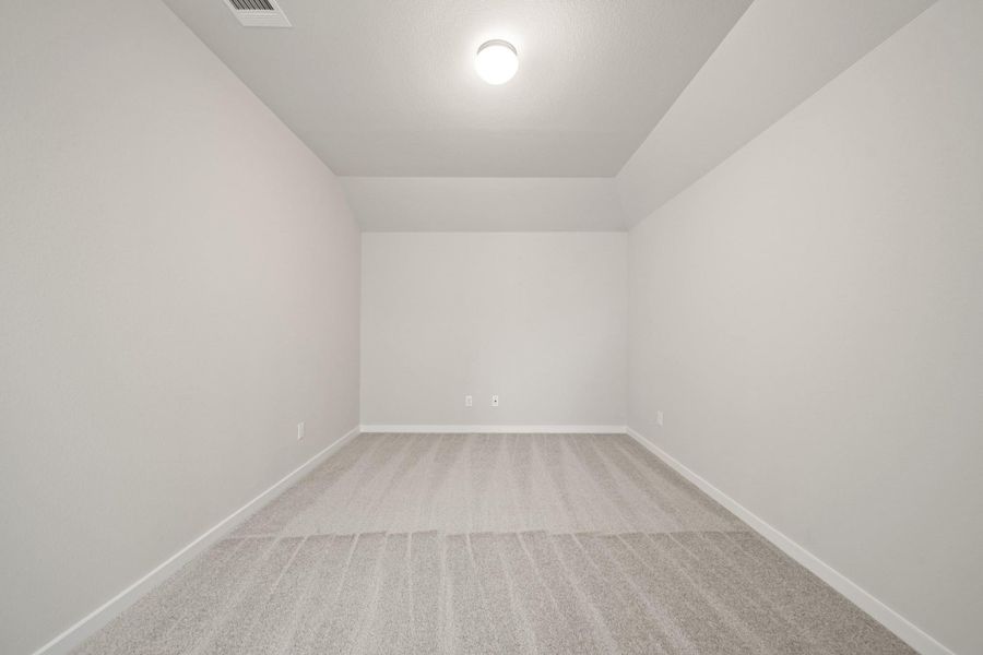 Spacious, unfurnished interior of a new home in Huntington Place, Rosharon (Image 10).