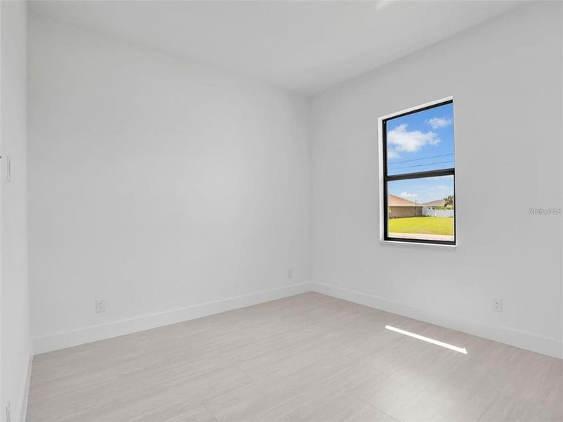 Spacious, unfurnished interior of a new home in , Cape Coral (Image 19).