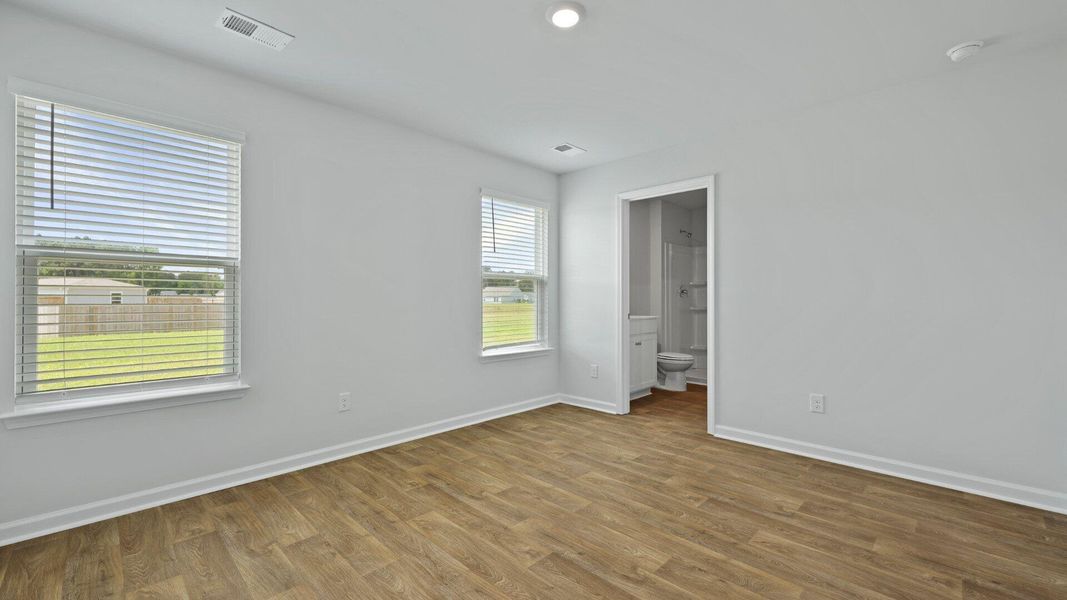 Spacious, unfurnished interior of a new home in Carolina Groves, Moncks Corner (Image 12).