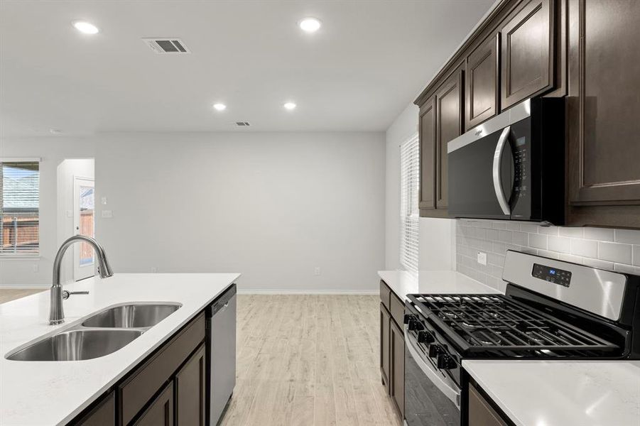 09. 2516 Breakaway - Kitchen (3)