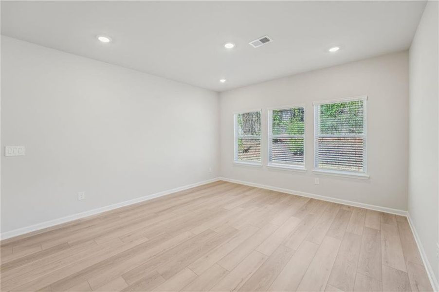 Spacious, unfurnished interior of a new home in Westmont Preserve, Powder Springs (Image 21).