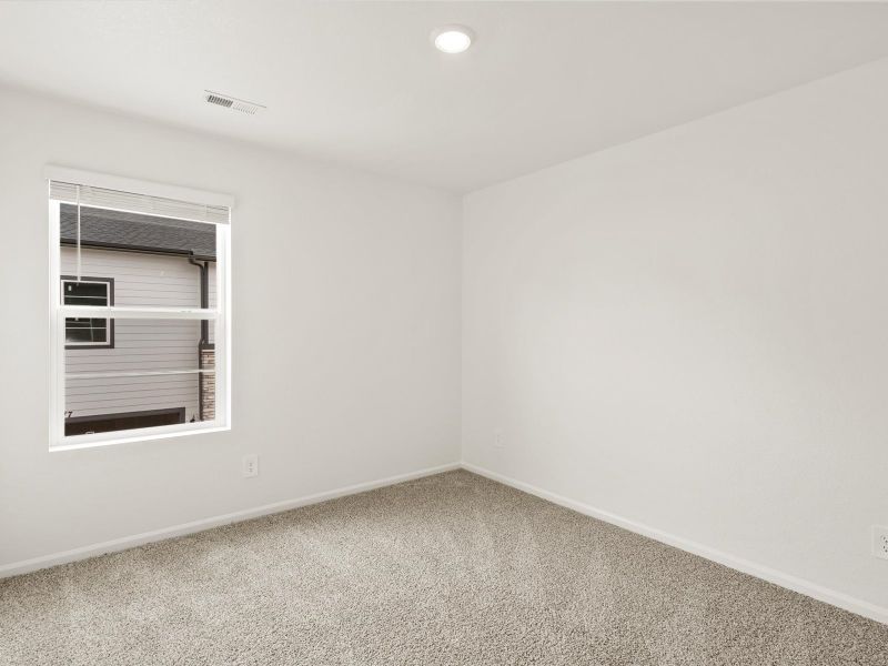 Spacious, unfurnished interior of a new home in Skyview at High Point, Aurora (Image 7).