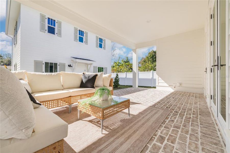 Exterior details and patio area of a home in , St. Petersburg (Image 27).