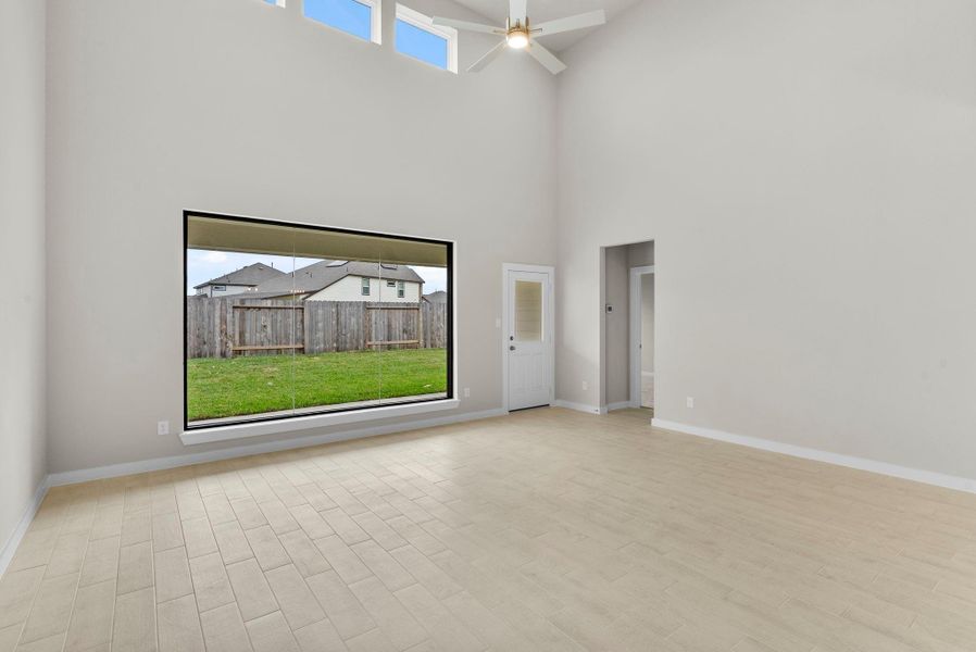 Spacious, unfurnished interior of a new home in Huntington Place, Rosharon (Image 29).