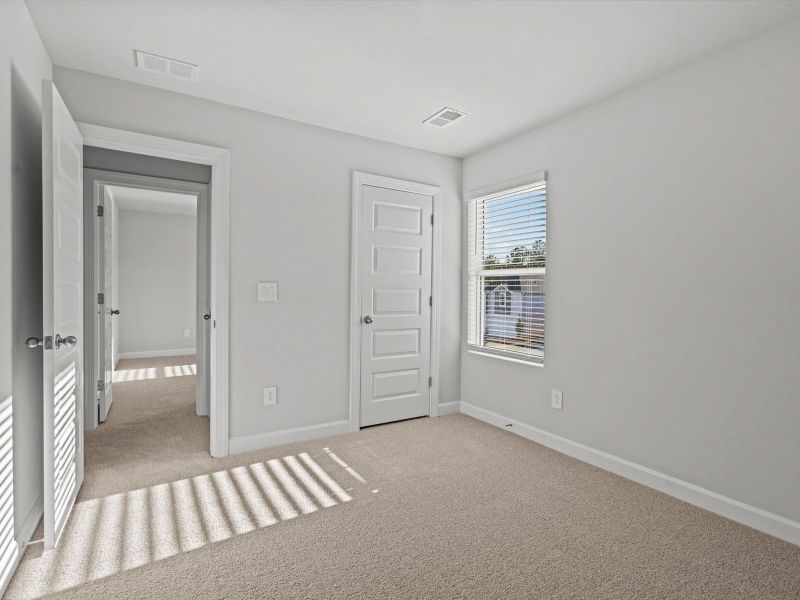 Spacious, unfurnished interior of a new home in Creek Ridge - Heritage Collection, Spartanburg (Image 18).