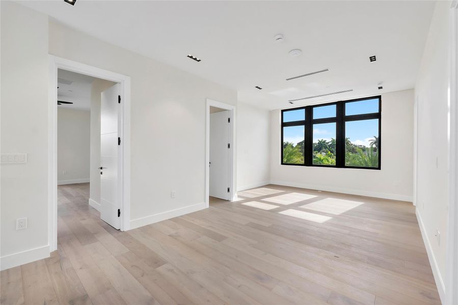 Spacious, unfurnished interior of a new home in , Plantation (Image 24).