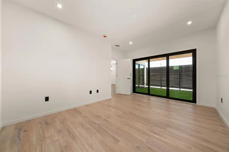 Spacious, unfurnished interior of a new home in , Sarasota (Image 30).