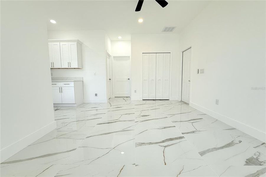 Spacious, unfurnished interior of a new home in , Tampa (Image 37).