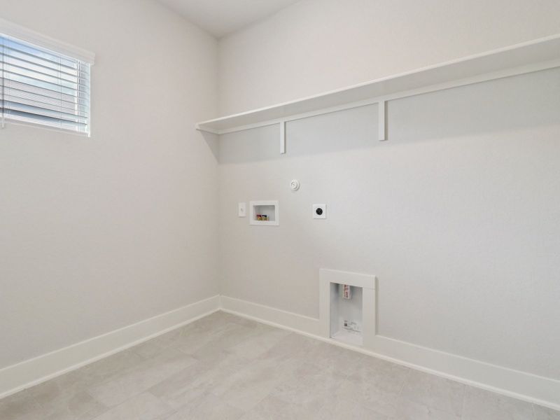 Spacious, unfurnished interior of a new home in Lark Canyon, New Braunfels (Image 19).