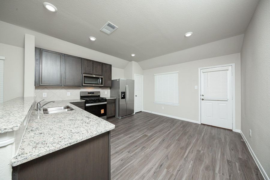 Furnished interior view inside a new home in Mackenzie Creek, Conroe (Image 7).