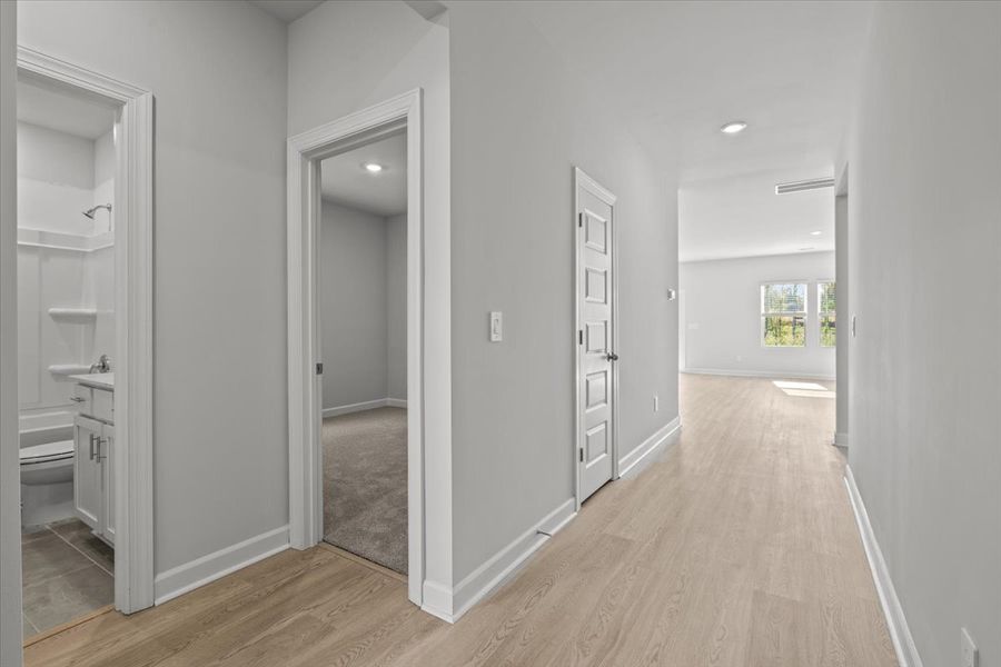 Spacious, unfurnished interior of a new home in Holland Park, Spartanburg (Image 11).