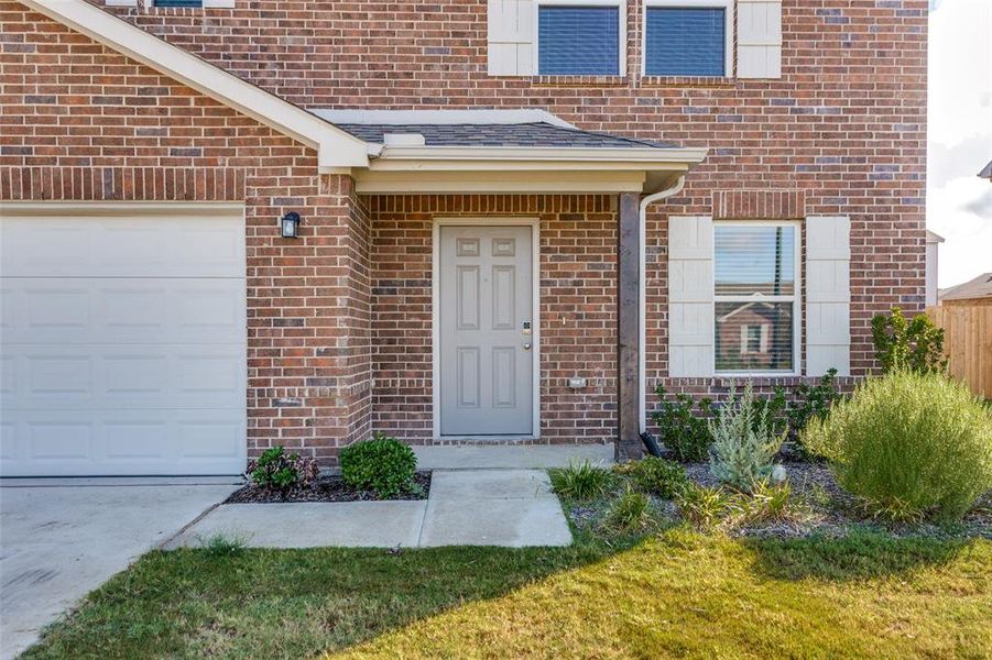 Exterior details and patio area of a home in Courtland Place, Cleburne (Image 4).