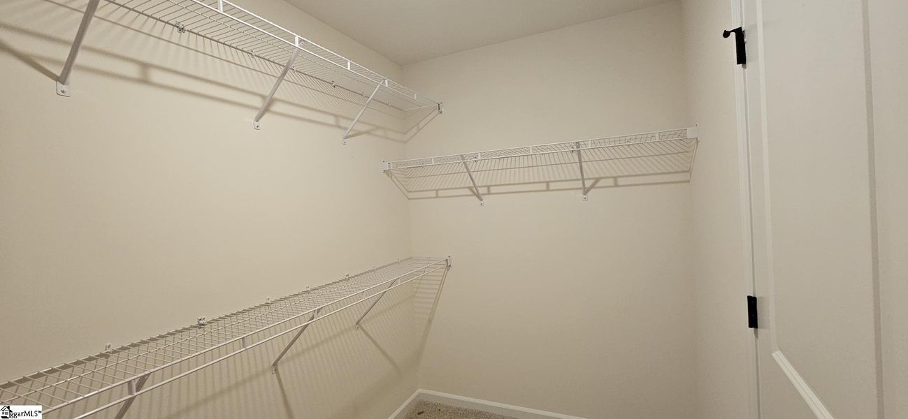 Spacious, unfurnished interior of a new home in Sedona, Greenville (Image 14).