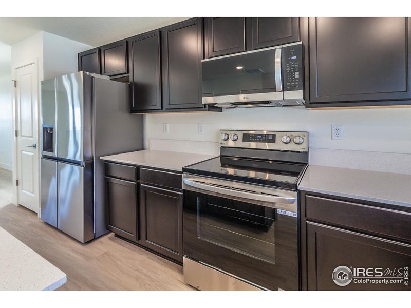 EXAMPLE PHOTO: KITCHEN W/ S.S. APPLIANCES