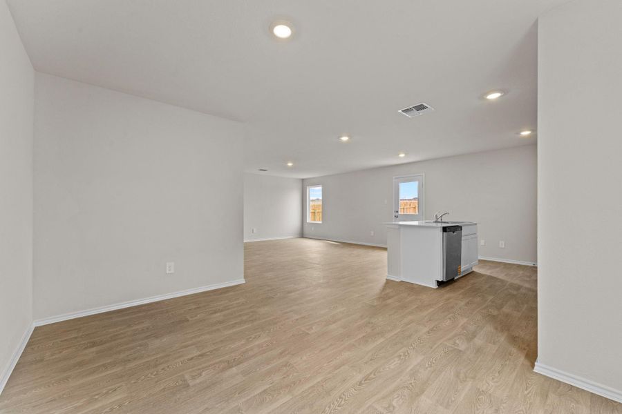 Spacious, unfurnished interior of a new home in Bollinger, Uhland (Image 20).