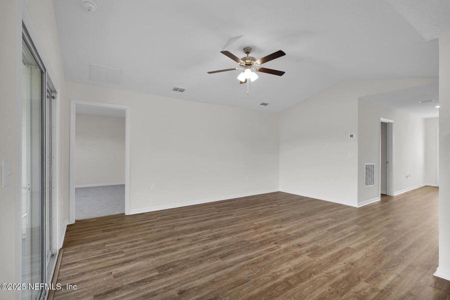 Spacious, unfurnished interior of a new home in Rolling Hills, Green Cove Springs (Image 10).