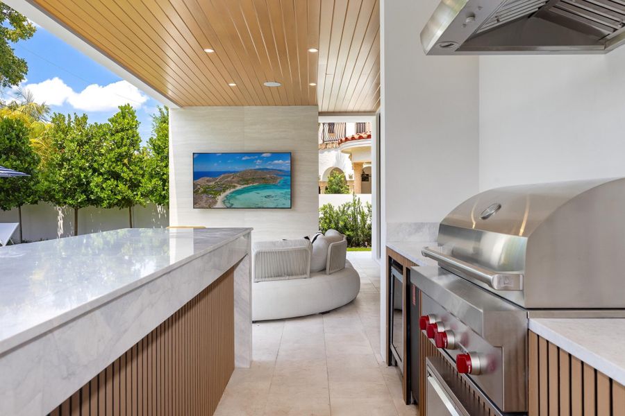 SUMMER KITCHEN / BAR