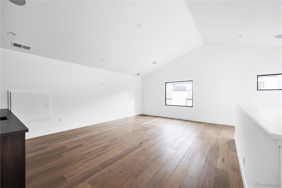 Spacious, unfurnished interior of a new home in , Golden (Image 24).