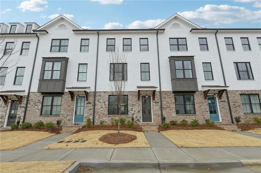 Condo located in Buford, GA showcasing its design and architecture (Image 4).