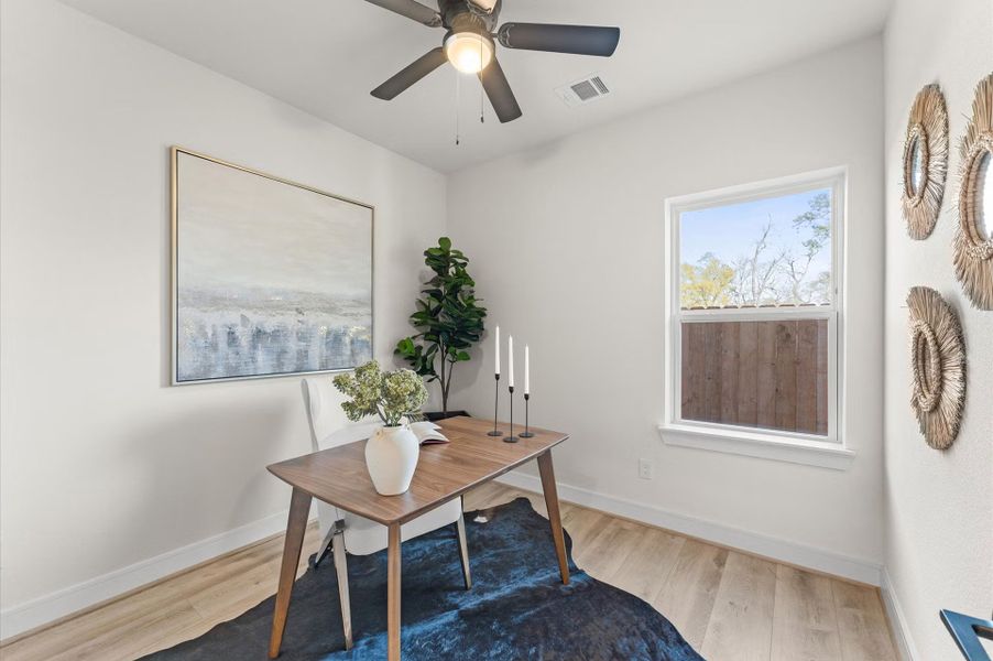 Representative furnished interior of a home built from the Plan 1458 by Faircroft Homes in Highland Gardens, Houston (Image 5).
