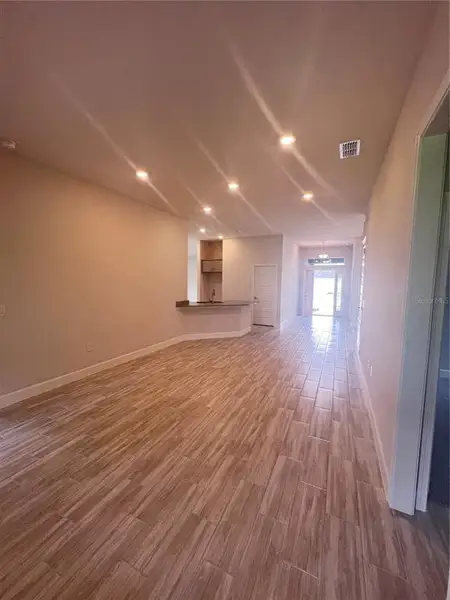 Spacious, unfurnished interior of a new home in Abbey Glen, Dade City (Image 9).