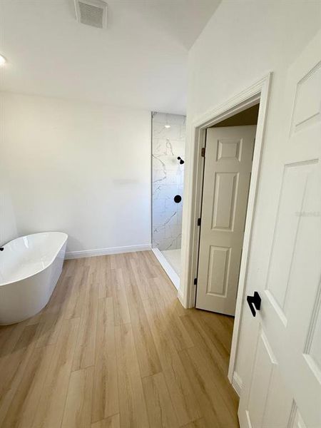 Spacious, unfurnished interior of a new home in , Ocala (Image 18).