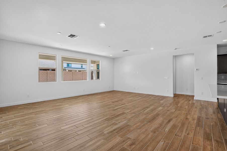 Spacious, unfurnished interior of a new home in Allen Ranches, Litchfield Park (Image 13).