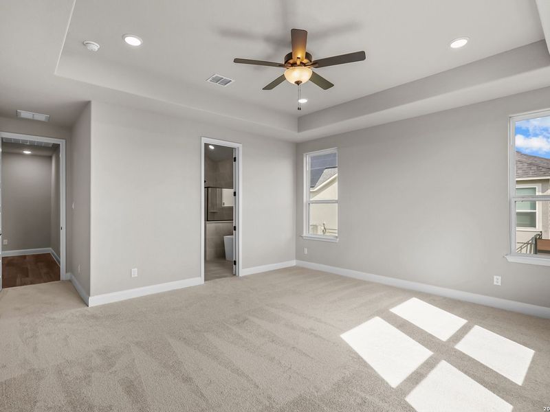 Spacious, unfurnished interior of a new home in Potranco Oaks, Castroville (Image 37).