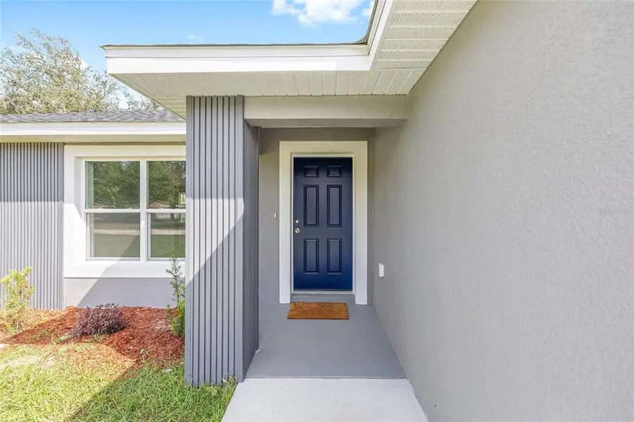 Exterior details and patio area of a home in , Dunnellon (Image 3).
