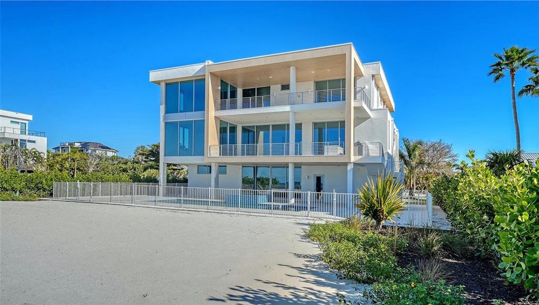 Condo located in Longboat Key, FL showcasing its design and architecture (Image 38).