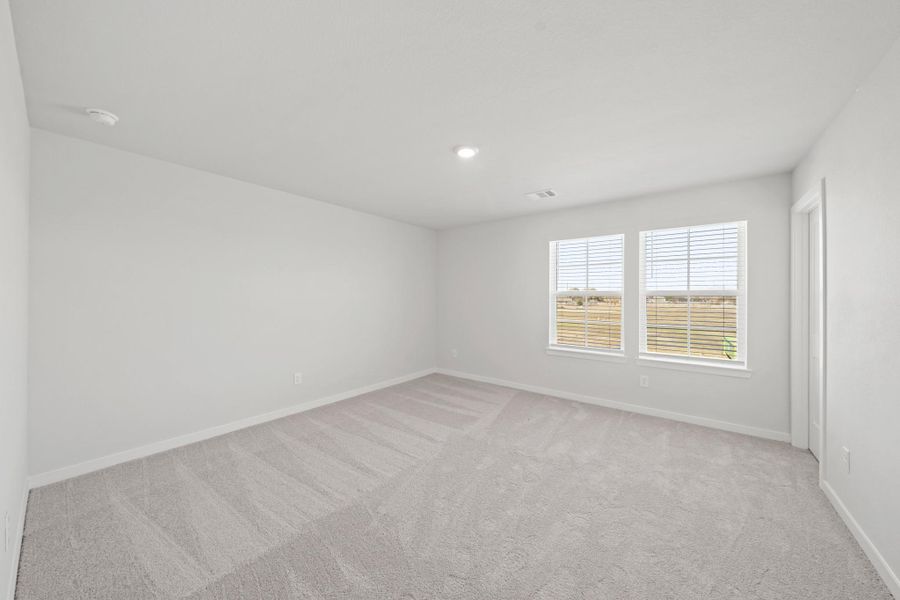 Spacious, unfurnished interior of a new home in Country Creek, Mont Belvieu (Image 23).