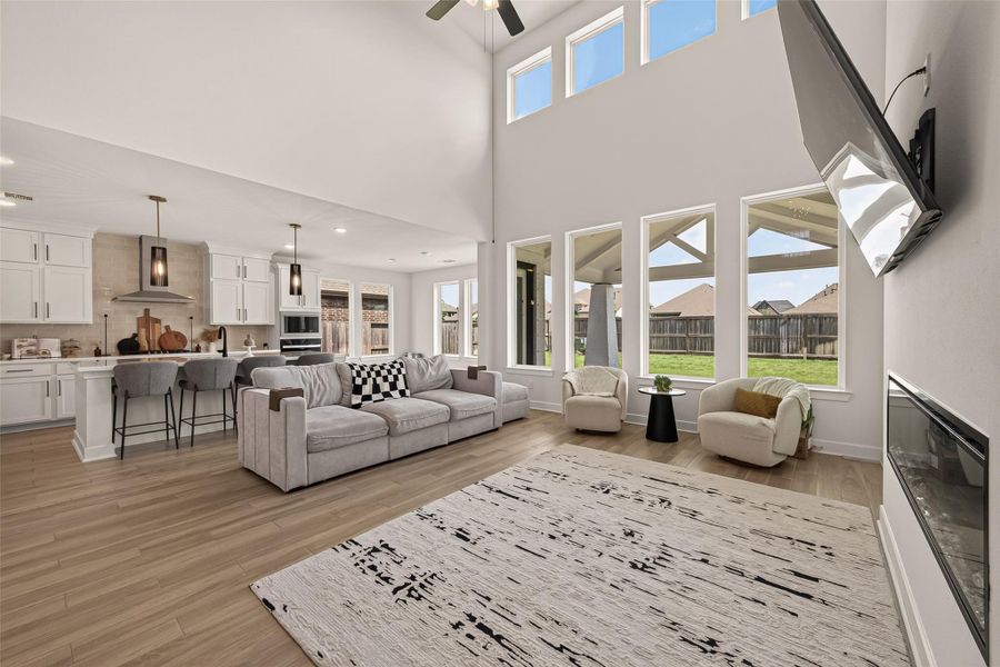 Welcome home to this stunning open concept family room with soaring ceilings and abundant natural light. Welcome home to this stunning open concept family room with soaring ceilings and abundant natural light.