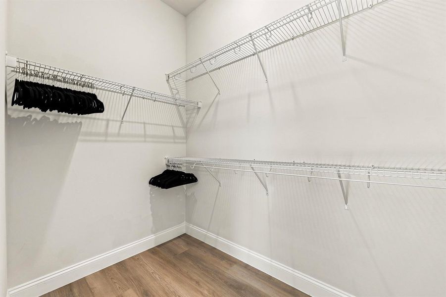 32 Walkin Closet1