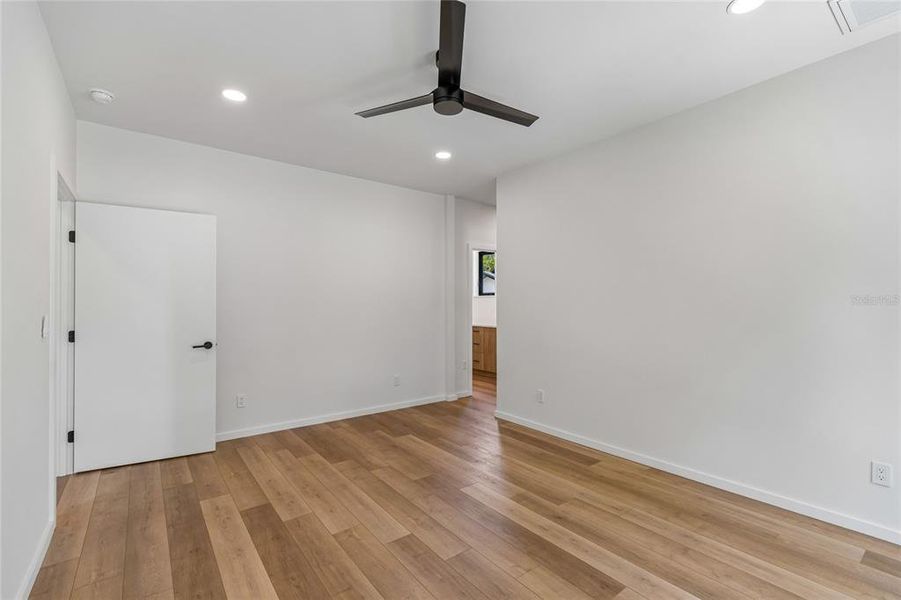 Spacious, unfurnished interior of a new home in , Tampa (Image 64).