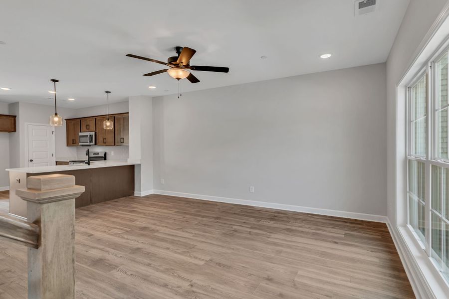 Spacious, unfurnished interior of a new home in Oxford Station, Gallatin (Image 9).