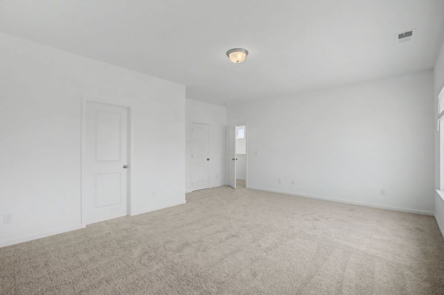 Spacious, unfurnished interior of a new home in The Oaks, Clarksville (Image 22).
