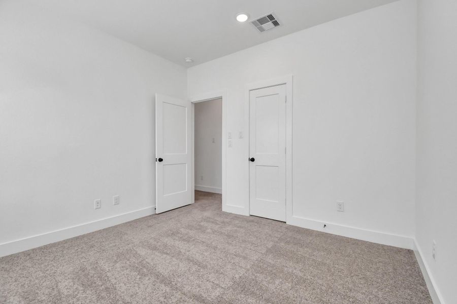 Spacious, unfurnished interior of a new home in Meridiana, Rosharon (Image 13).