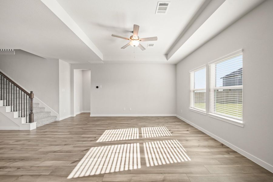 Spacious, unfurnished interior of a new home in Country Creek, Mont Belvieu (Image 11).