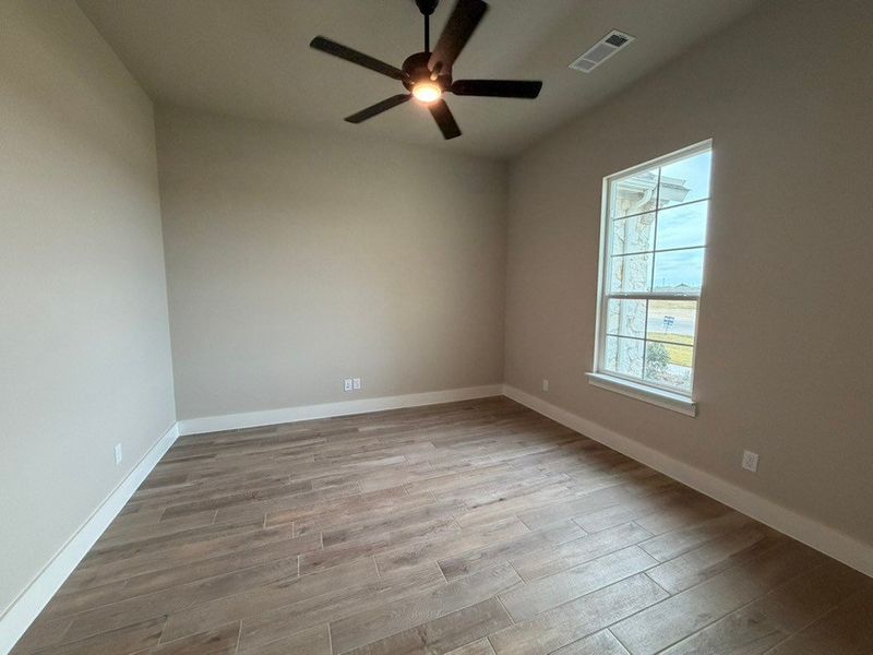 Spacious, unfurnished interior of a new home in Eagle Ridge Estates, Weatherford (Image 9).