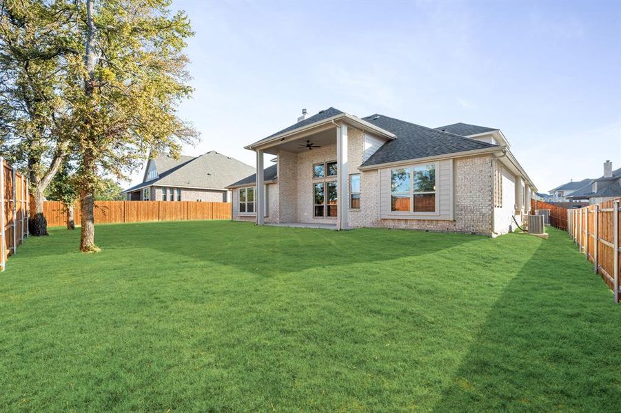 Exterior details and patio area of a home in Hayes Crossing, Midlothian (Image 3).