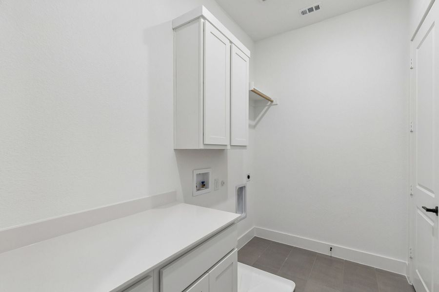 Representative furnished interior of a home built from the Roosevelt by Centre Living Homes in Newman Village Townhomes, Frisco (Image 29).
