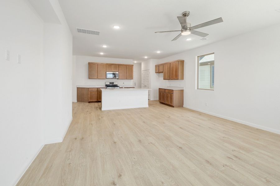 Spacious, unfurnished interior of a new home in Trinity Ranch, Elgin (Image 19).