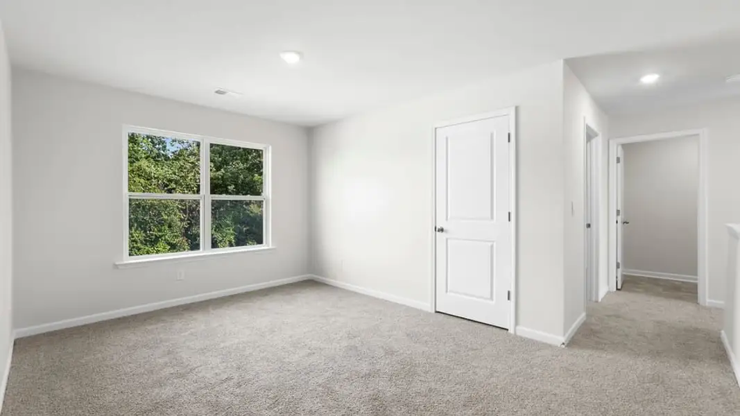 Spacious, unfurnished interior of a new home in Chestnut Ridge, Greenville (Image 25).
