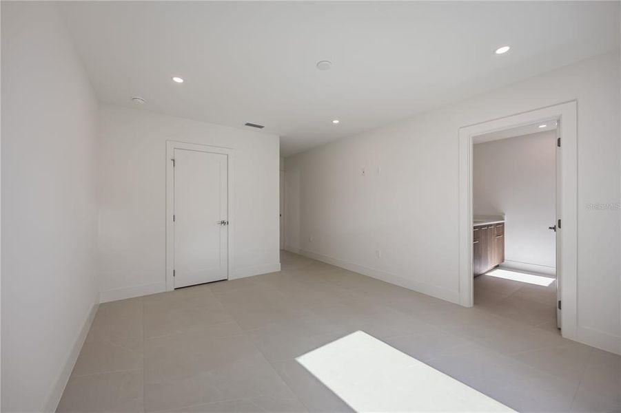 Spacious, unfurnished interior of a new home in , Sarasota (Image 23).