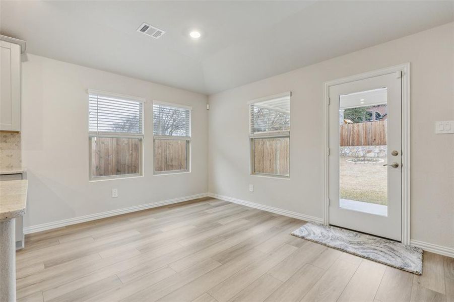 Spacious, unfurnished interior of a new home in Westmoor, Sherman (Image 25).
