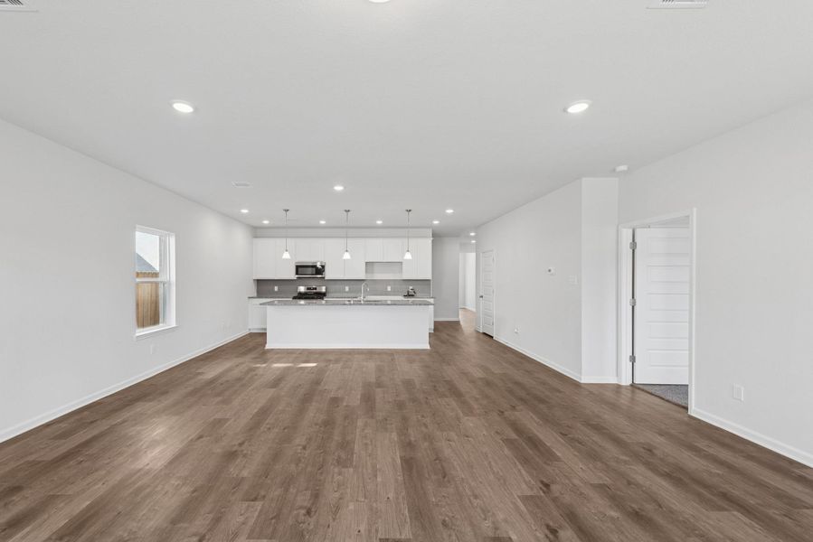 Spacious, unfurnished interior of a new home in Sierra Vista, Rosharon (Image 12).