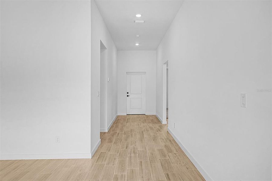 Spacious, unfurnished interior of a new home in Port Charlotte, North Port (Image 18).