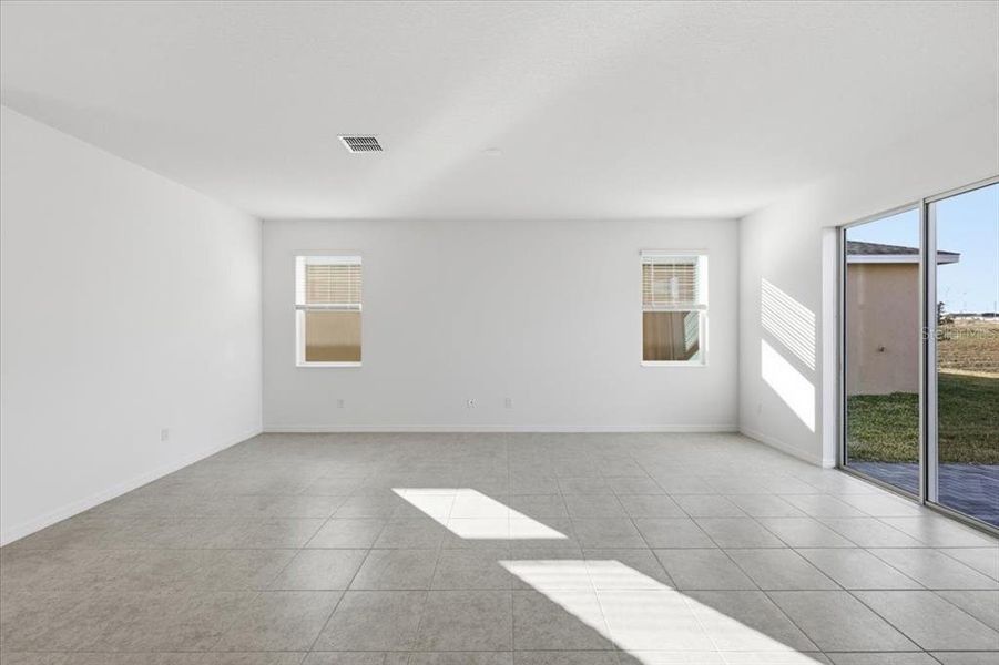 Spacious, unfurnished interior of a new home in Tarpon Bay, Haines City (Image 8).