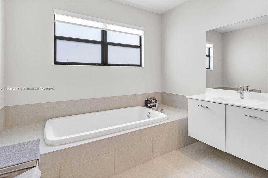 Furnished interior view inside a new home in , Miramar (Image 37).