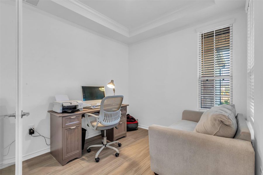 Extra room is perfect for an office, TV room, library, craft or sewing room !